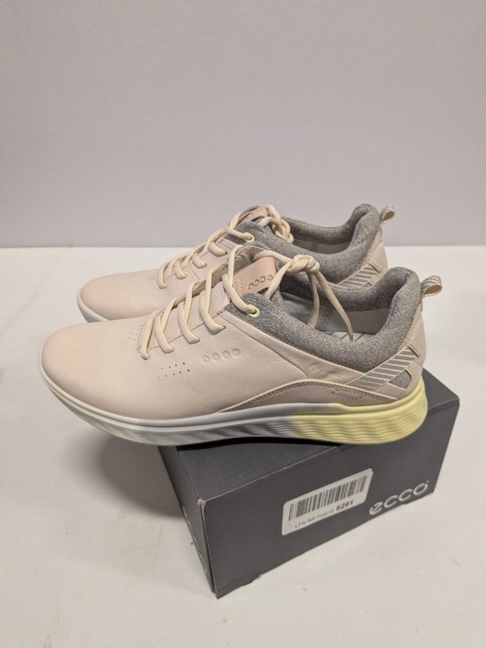 ECCO Women's S-Three Gore-TEXGolf Shoe, Limestone. 10-10.5 - Picture 2 of 5